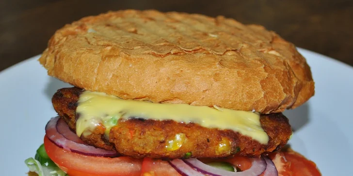 MAXIM farmársky alebo vegetariánsky burger s hranolkami a Kofolou