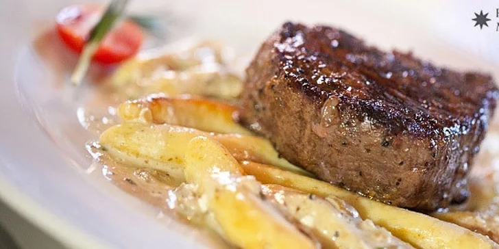 Šťavnatý hovädzí alebo jelení steak s prílohou