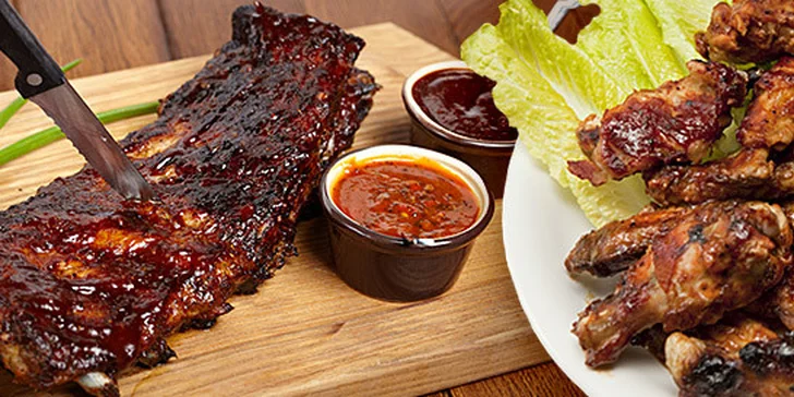 Len 9,89 eur za ALL YOU CAN EAT hostinu pre dvoch! Gril mix chrumkavých šťavnatých kuracích krídel a bravčových vysokých rebier s chlebíkom a pikantnou omáčkou so zľavou 60%.