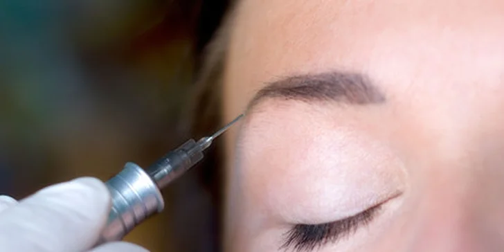 Permanentný make-up obočia čiarkovanou metódou