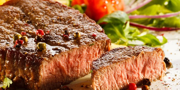 Hovädzia roštenka na chilli-medovej omáčke s grilovanou zeleninkou a opekanými zemiakmi