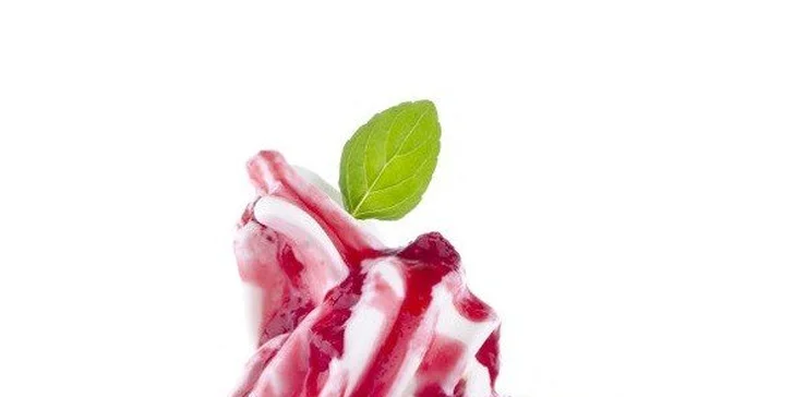 Veľký mrazený jogurt s ovocím, ktorý roztopí ľady