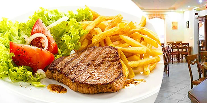 Štavnatý steak s prílohou a oblohou v centre mesta