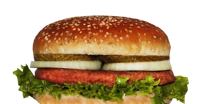 Hamburger s hranolkami v centre mesta