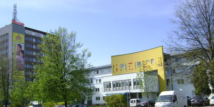 Hĺbkové čistenie pleti 4v1 s hydratáciou a chromoterapiou