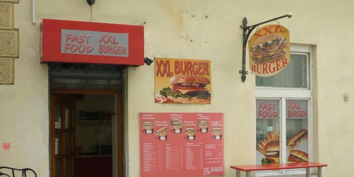 Hamburger s hranolkami v centre mesta