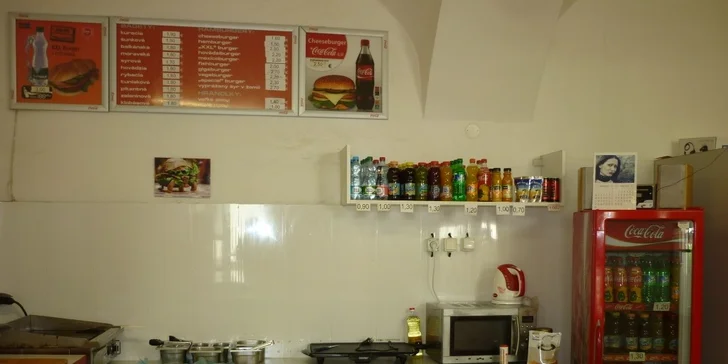Hamburger s hranolkami v centre mesta
