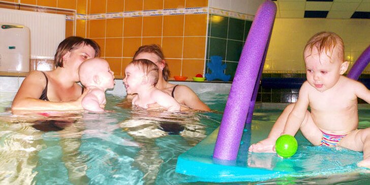 Nedeľné plávanie rodičov s deťmi
