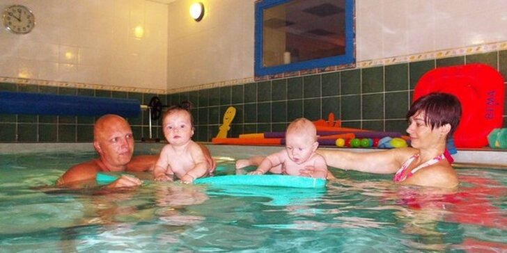 Nedeľné plávanie rodičov s deťmi