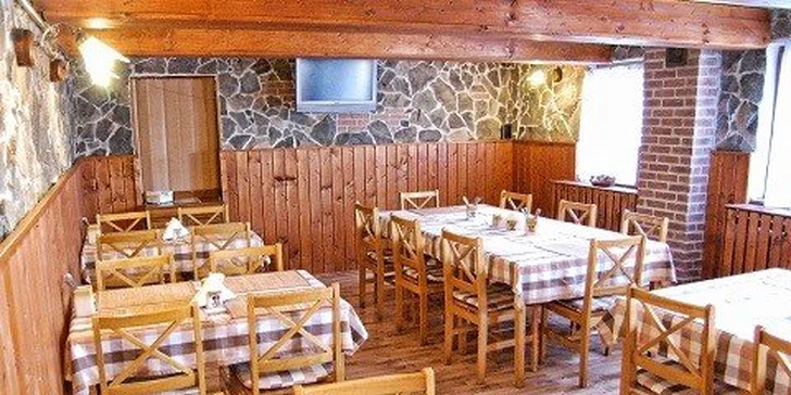 Kuracie krídelká a bravčové rebierka s chlebom a domácou marinádou