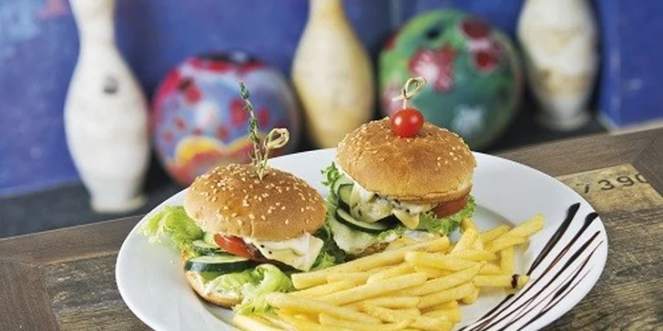Domáce hamburgery s hranolkami a nápojom