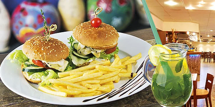 Domáce hamburgery s hranolkami a nápojom