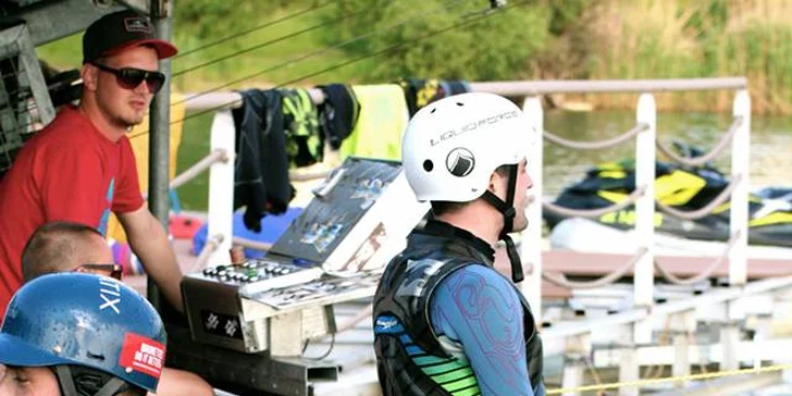 Kurz wakeboardingu pre začiatočníkov s raňajkami a občerstvením alebo flyboard kurz
