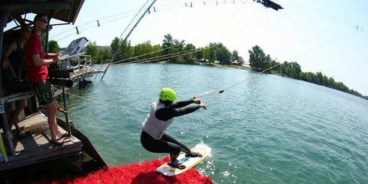 Kurz wakeboardingu pre začiatočníkov s raňajkami a občerstvením alebo flyboard kurz