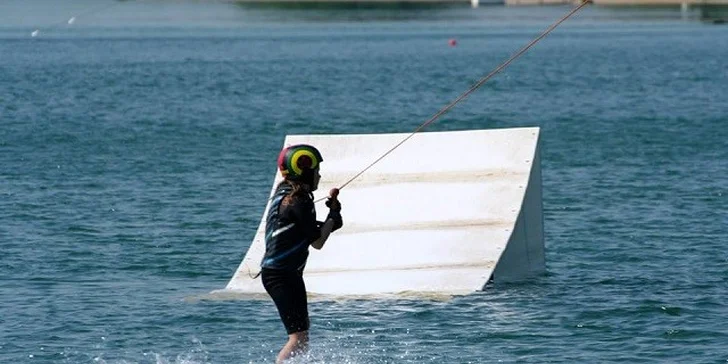 Kurz wakeboardingu pre začiatočníkov s raňajkami a občerstvením alebo flyboard kurz