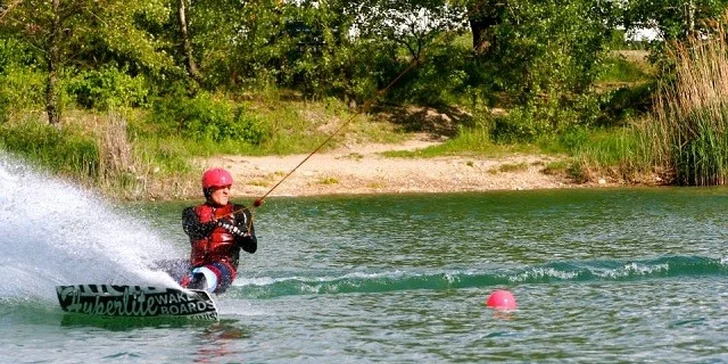 Kurz wakeboardingu pre začiatočníkov s raňajkami a občerstvením alebo flyboard kurz