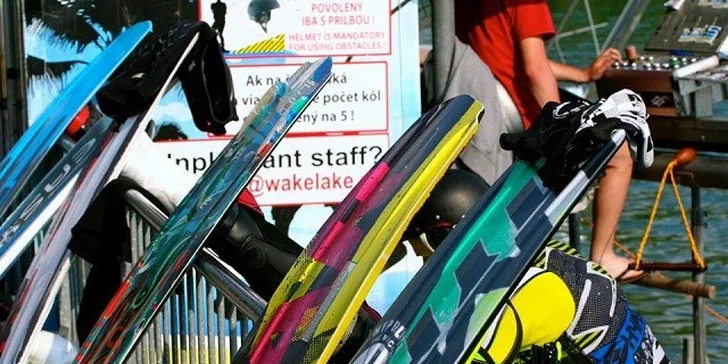 Kurz wakeboardingu pre začiatočníkov s raňajkami a občerstvením alebo flyboard kurz