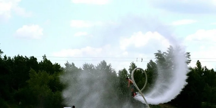 Kurz wakeboardingu pre začiatočníkov s raňajkami a občerstvením alebo flyboard kurz