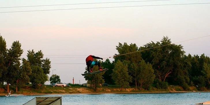 Kurz wakeboardingu pre začiatočníkov s raňajkami a občerstvením alebo flyboard kurz