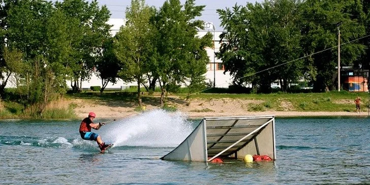 Kurz wakeboardingu pre začiatočníkov s raňajkami a občerstvením alebo flyboard kurz