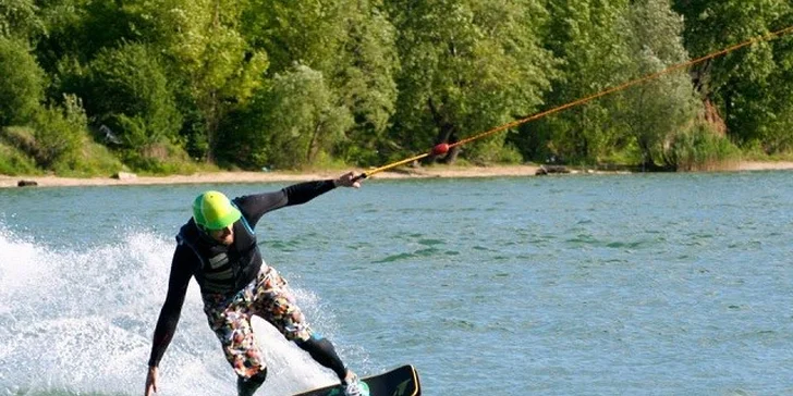 Kurz wakeboardingu pre začiatočníkov s raňajkami a občerstvením alebo flyboard kurz