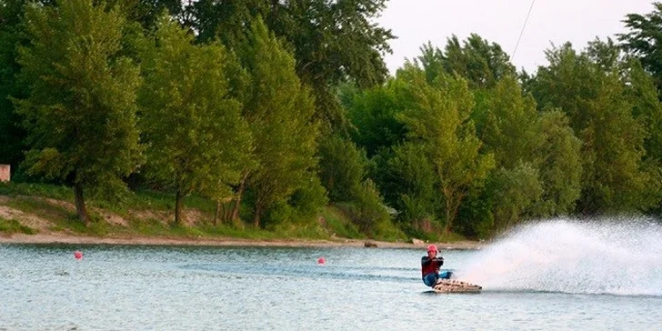 Kurz wakeboardingu pre začiatočníkov s raňajkami a občerstvením alebo flyboard kurz