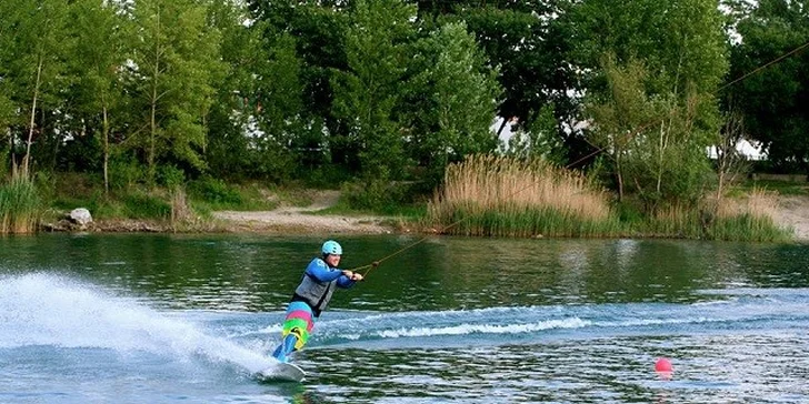 Kurz wakeboardingu pre začiatočníkov s raňajkami a občerstvením alebo flyboard kurz