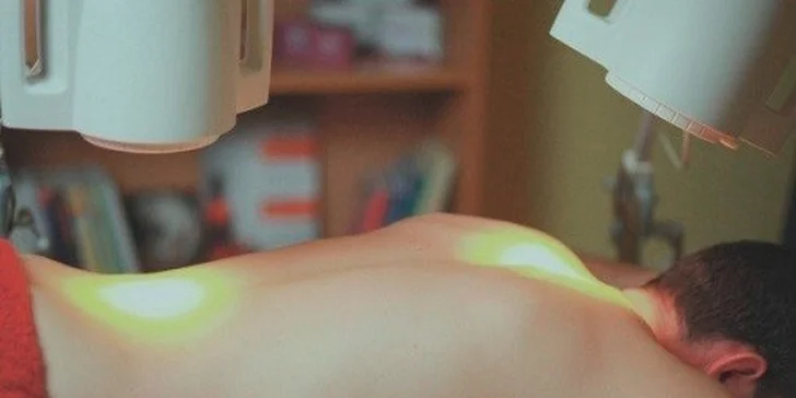 Klasická, kombinovaná masáž s bankovaním alebo reflexná masáž chodidiel a svetelná terapia