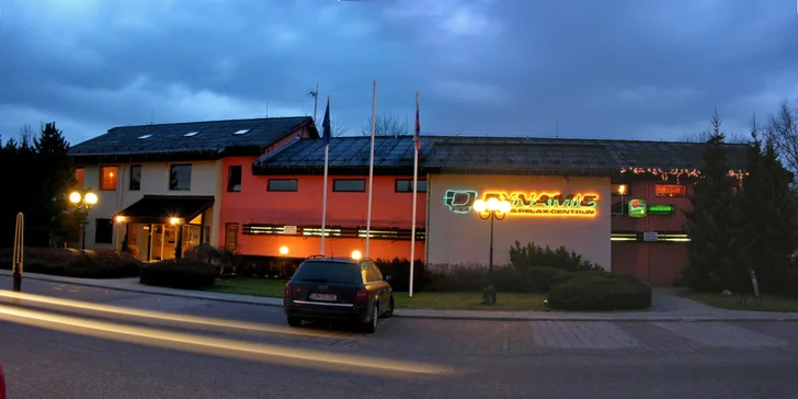 Šťavnatý burger s hranolkami len za 3,49€ v Hoteli Dynamic - len 10 min. od Trenčína a 5 min. z diaľnice...V prípade záujmu možnosť ubytovania so zľavou