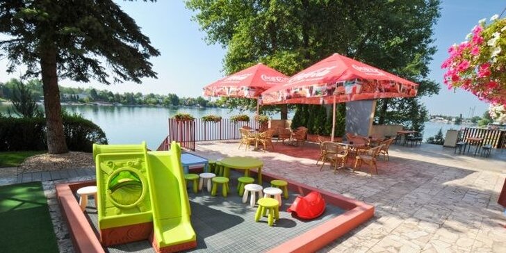 4 dňový rodinný Aquapark & Sport pobyt v Hoteli RELAX*** priamo na Slnečných jazerách Dvaja dospelý + 2 deti do 6 rokov alebo 1 dieťa do 12 rokov ubytovanie zadarmo