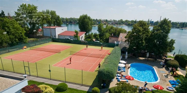 4 dňový rodinný Aquapark & Sport pobyt v Hoteli RELAX*** priamo na Slnečných jazerách Dvaja dospelý + 2 deti do 6 rokov alebo 1 dieťa do 12 rokov ubytovanie zadarmo