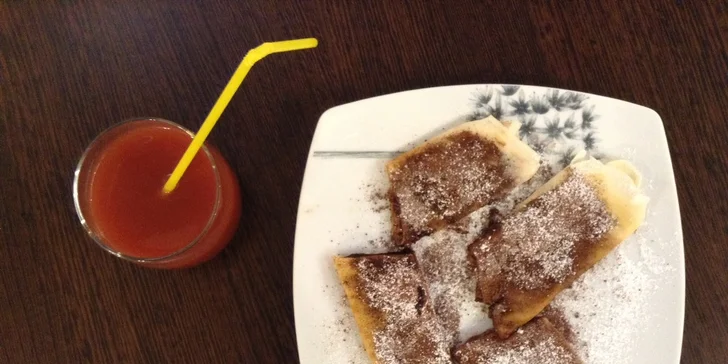 Lahodné palacinky s džúsom v centre mesta