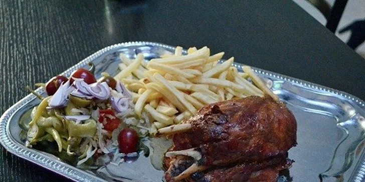 Grilované BBQ špeciality s prílohami a pivo Guiness