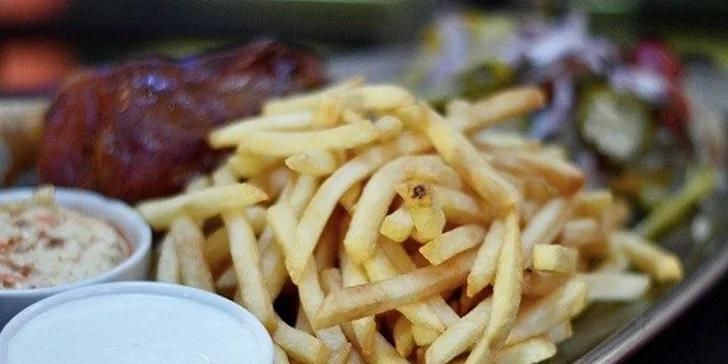 Grilované BBQ špeciality s prílohami a pivo Guiness