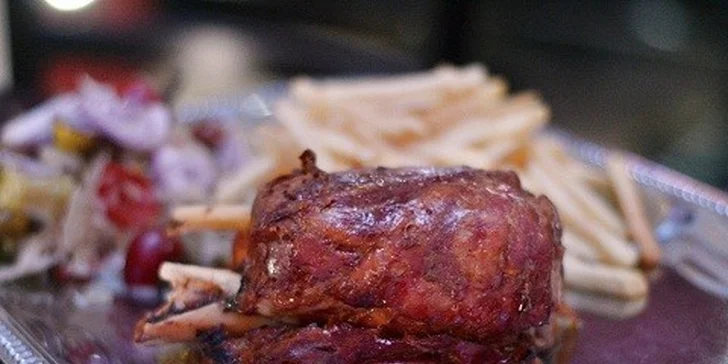 Grilované BBQ špeciality s prílohami a pivo Guiness