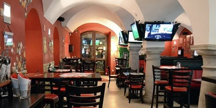 Grilované BBQ špeciality s prílohami a pivo Guiness