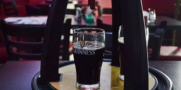 Grilované BBQ špeciality s prílohami a pivo Guiness