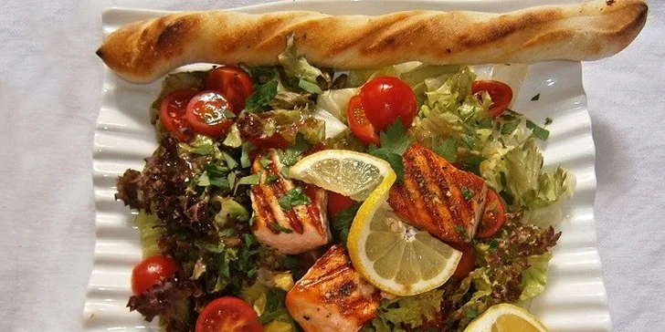 Svieži letný šalát s grilovaným lososom alebo tuniakom, pizza rožky a úžasný dresing