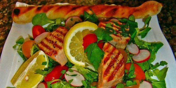 Svieži letný šalát s grilovaným lososom alebo tuniakom, pizza rožky a úžasný dresing