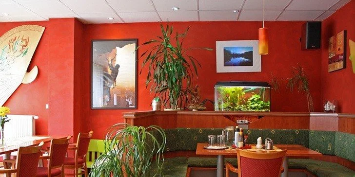 Svieži letný šalát s grilovaným lososom alebo tuniakom, pizza rožky a úžasný dresing