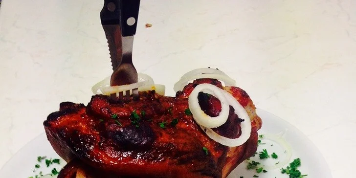 2 kg pečeného bavorského kolena s oblohou