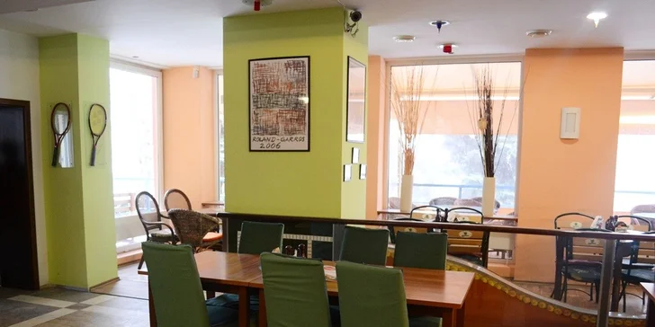 Mega porcie grilovaných krídelok s nápojom