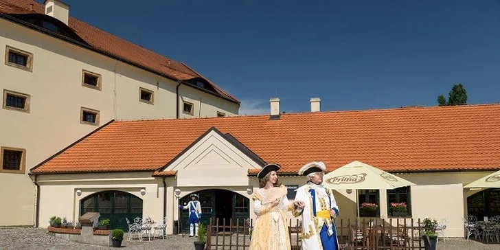 Zámocký hotel**** na okraji Prahy s pávmi a jazdiarňou