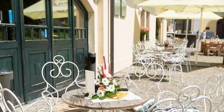 Zámocký hotel**** na okraji Prahy s pávmi a jazdiarňou
