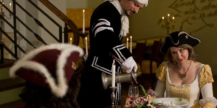 Zámocký hotel**** na okraji Prahy s pávmi a jazdiarňou
