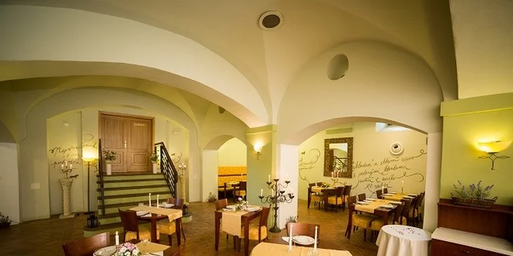 Zámocký hotel**** na okraji Prahy s pávmi a jazdiarňou