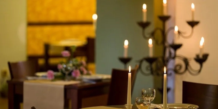 Zámocký hotel**** na okraji Prahy s pávmi a jazdiarňou