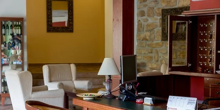 Zámocký hotel**** na okraji Prahy s pávmi a jazdiarňou