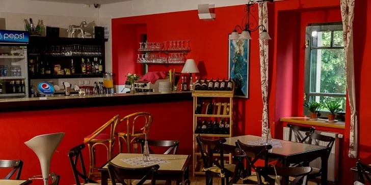 Zámocký hotel**** na okraji Prahy s pávmi a jazdiarňou