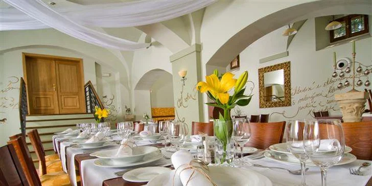 Zámocký hotel**** na okraji Prahy s pávmi a jazdiarňou